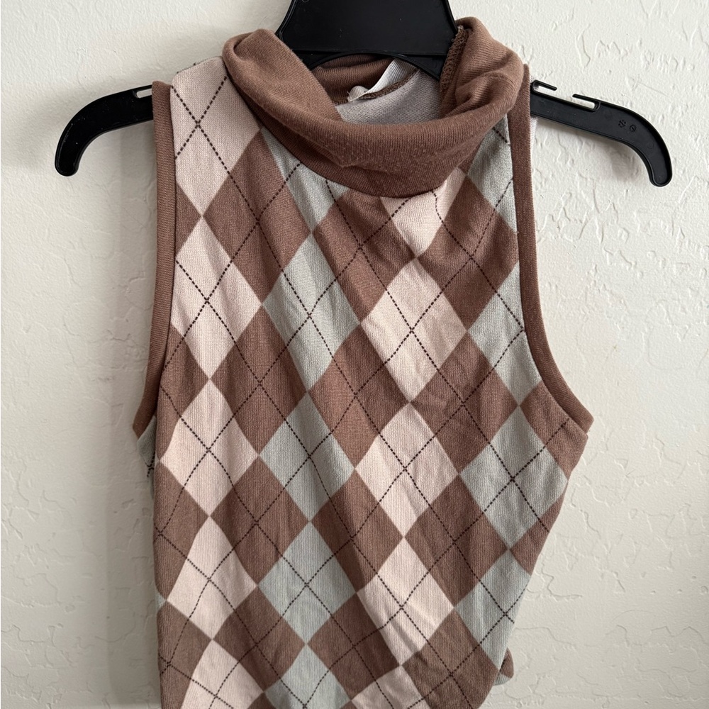 Argyle Patterned Sleeveless Sweater - Brown and Cream